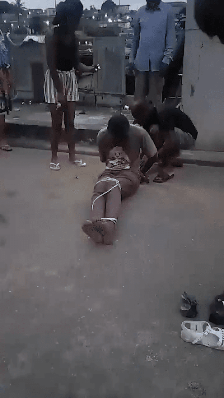 被抓获的小偷被鞭打，眼睛被胡椒喷雾折磨