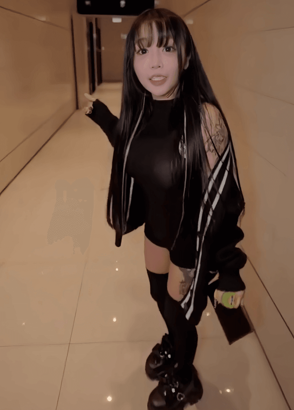 【学狗伸舌头淫荡挑逗，翻白眼骚气十足】巨乳晃眼，满嘴骚话挑逗，看到大肉棒想要的不行，被干到晕唿唿！