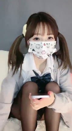 萝莉少女：呆萌可爱双马尾jk制服，下海直播涩涩上