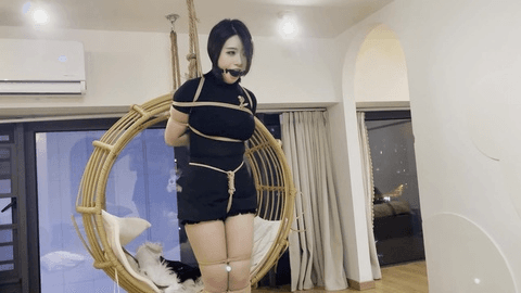 【奥特曼】御姐女S十一日式直立踮脚吊+口球超长放置90分钟