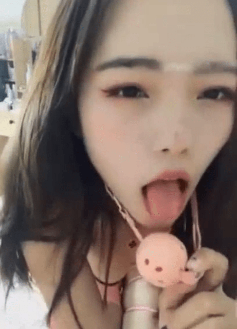 人气网红美女贝贝SM性爱自拍流出～可爱小母狗就爱吃棒棒