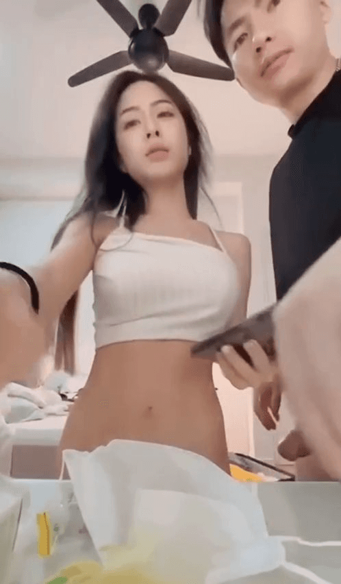 【你干嘛不射啊，故意的是吧？】超级性冷淡的女友，一开始还不给拍摄，做爱的时候一直催男友快射