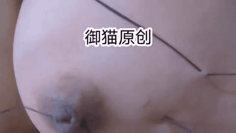 这是把妹子钉墙上了，很奇怪，为什么不流血呢？但隆胸的妹子应该玩不了这个。
