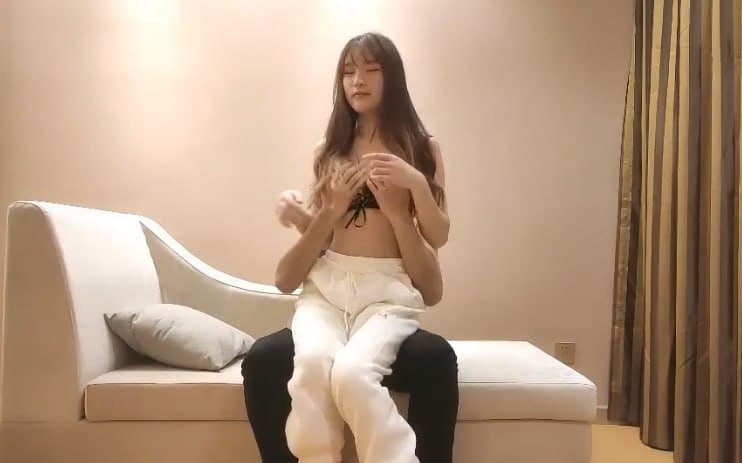 【一屌探花】苗条美模 坐在身上舌吻调情，特写抽插勐操上位骑乘后入撞击