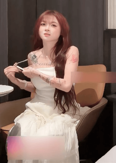 【一个不爱上班的女孩，被最想操他的人勐操】这个妹子是真难约，休息了5天才约上，就说自己被老板吐槽死了