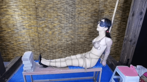 【HD飞天】把柔仙儿禁锢在老虎登上,股绳勒y,脚下垫上5块砖,疼的斯心裂肺