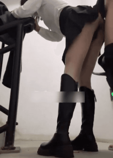 楼道口和学妹的极品性爱‘