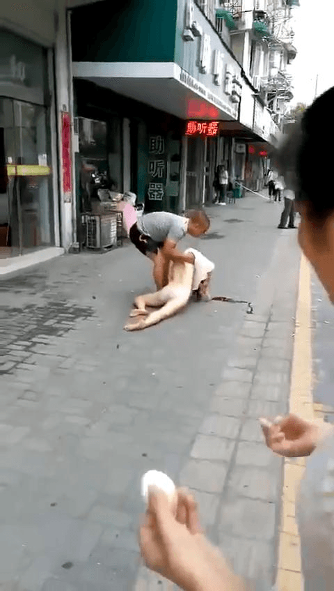 哎呦，这不得了，听口音好像是上海吧？地上红色的好像是血吧，好像是个年轻女性