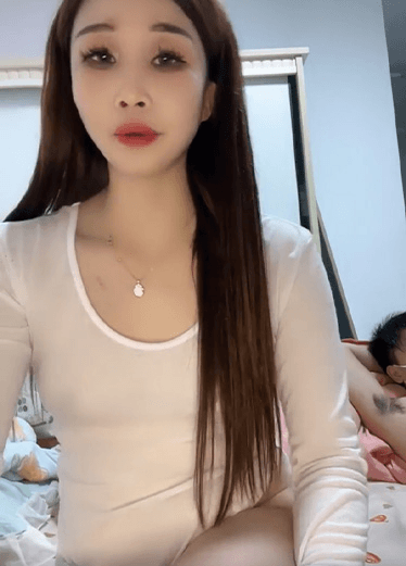 眼镜反差骚货 无套内射精液流出