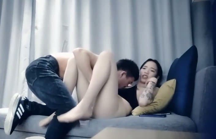 【七天高端外围】半夜来的年轻小妹_近距离特写交舔屌，上位骑乘扭动小腰，抬腿侧入双手交叉勐操