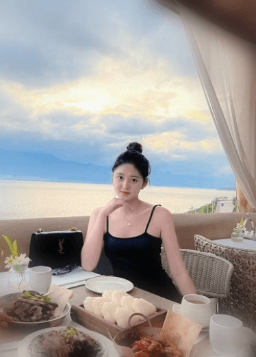化妆高冷脸素颜秒变可爱圆脸妹子