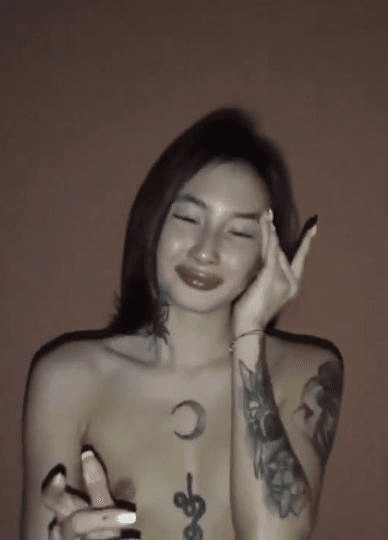 刺青龙纹身的女孩抓着鸡巴激烈的口交