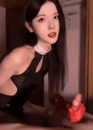 伪娘的喉咙十分紧致,差点让我射了出来,爽极了!