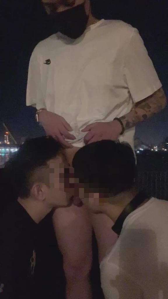 两个小基佬在河边争先恐后的帮刺青男口交