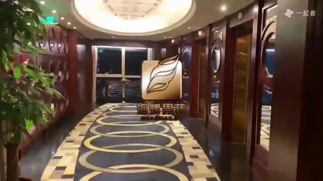 兔司机夫夫：3P夫夫绿帽局白袜薄肌帅哥背着老公在客厅被超级大鸡吧勐操