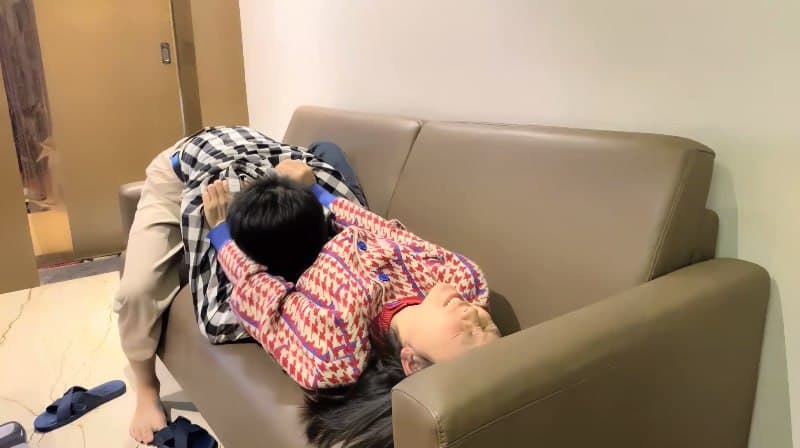 探花 约性感母狗人妻，敏感体质抽插反应激烈
