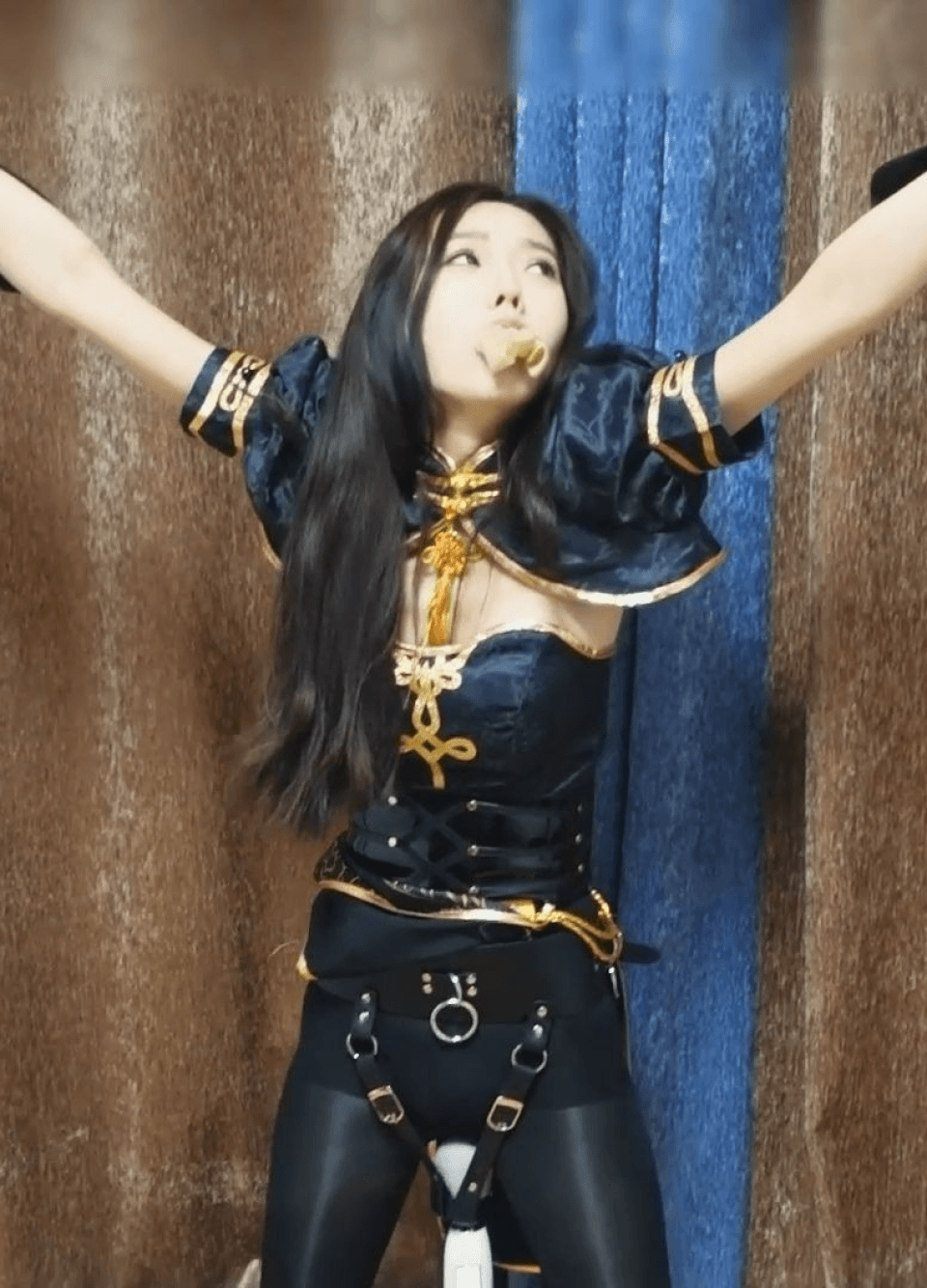 这双腿绝了 这是cosplay 女法师被强奸吗?