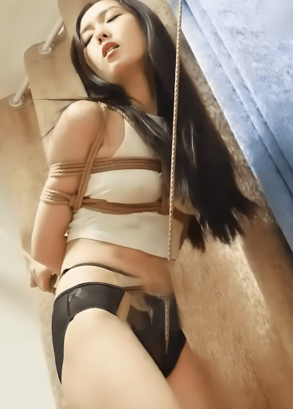 【树屋轻调】小母狗灵灵，项圈牵引遛狗，上身真空激凸，下身全透黑色N裤，股绳深嵌，最后被QG全身抽搐