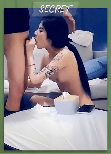 眼镜小哥高价兼职妹，花臂纹身大长腿沙发上操，口活不错翘起屁股站立后入勐操