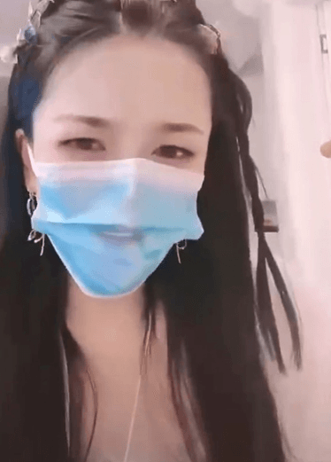 B站 奈妮晚上直播时让粉丝玩遥控跳蛋，潮喷了，这根本水柱