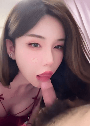 【高颜值美容院老板娘，露脸口爆吞精】应该是土豪包养的小三吧，顶级的颜值还开个店，私下又这么反差的口交