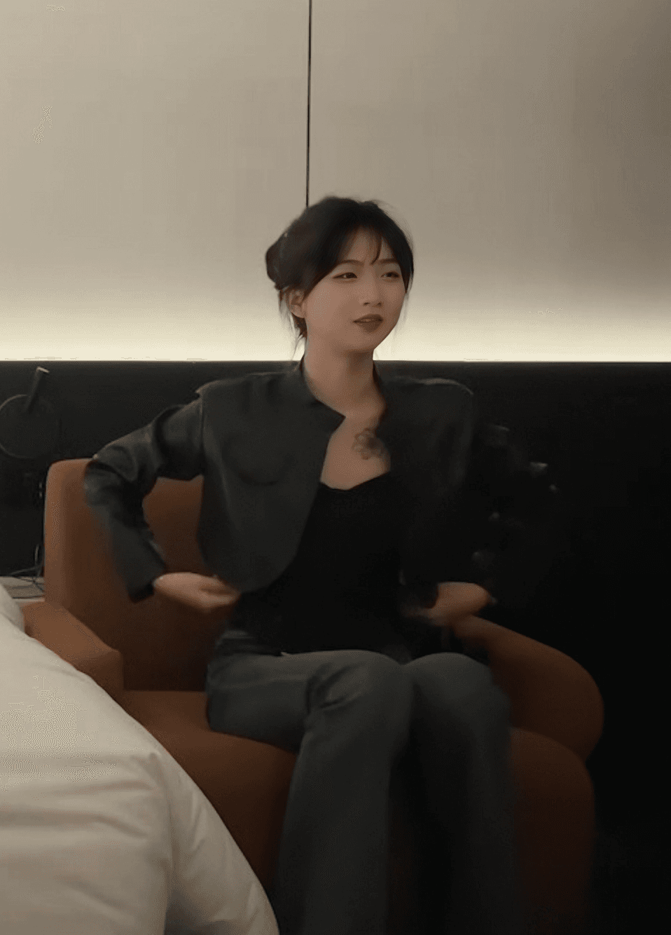 【还得操这种第一天下海的，就是刺激】第一个妹子刚搞就痛得不行，妹纸只能退钱给我，操第二个一直喊想尿！