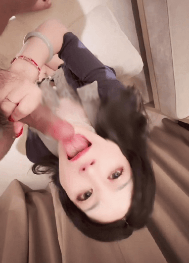 简直骚狗一个！眼镜淫荡少妇，臀部满是淫秽文字，超欠操