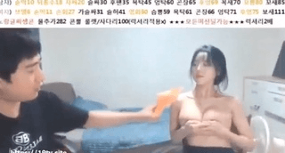 节目效果爆炸，韩国女主播拿拖鞋扇胸
