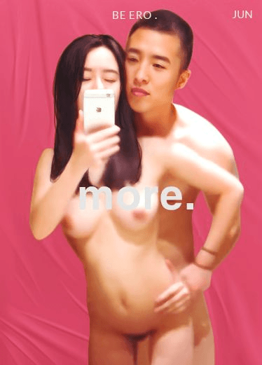 清纯学生妹拿着手机对着镜子拍摄被男友后入，妹子的大奶子真是觉是极品，插入那一瞬间的惨叫声