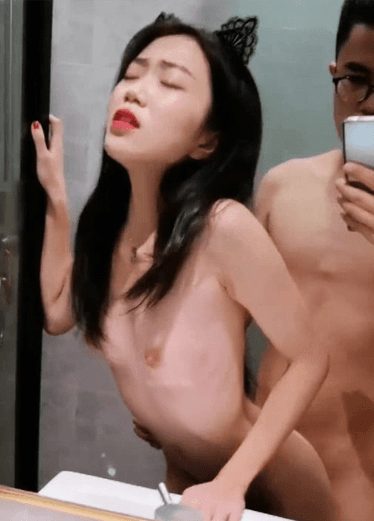 反差模特啪啪视频曝光，喜欢对着镜子做爱、深喉口交、从下往上舔JB，享受给快速抽插!