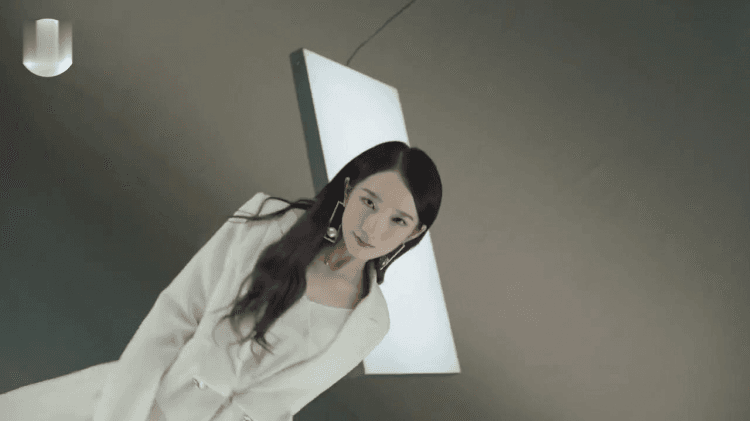 孟美岐拍摄写真后激情自慰