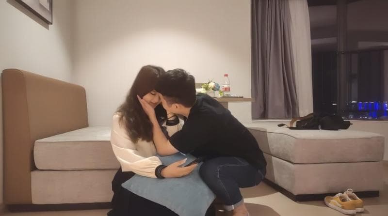 【胖子工作室】婴儿肥短裙小美女，sm调教特写对着镜头，加钟啪啪狂干两小时