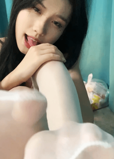 谁给这小骚货一顿好活！勾引红舌狂舔特写美足