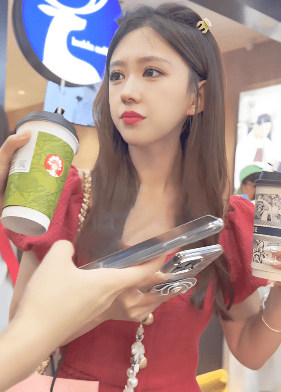 尾随跟拍美女抄底
