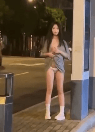 门事件 户外露出，玩的真刺激呀！后面的车直接看光了都
