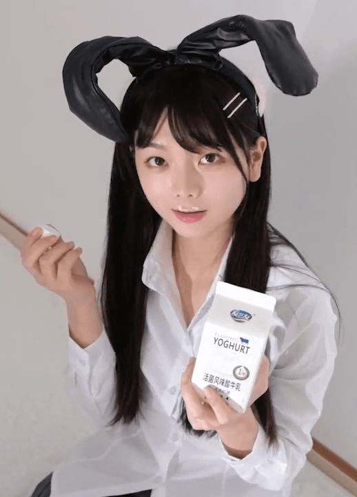青春无敌 纯情制服露脸美少女，玉足性感黑丝，无毛美鲍，牛奶SPA，瓶子蹭逼自慰