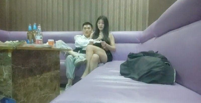 【歌厅探花】168CM包臀裙美女，唱唱歌摸摸奶子，脱下内裤扣逼，沙发上操起来