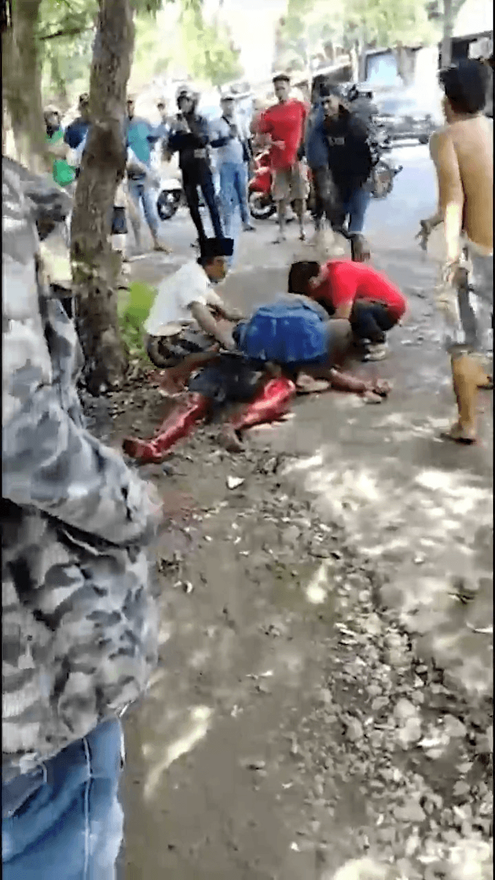 顶着警察枪口下砍人