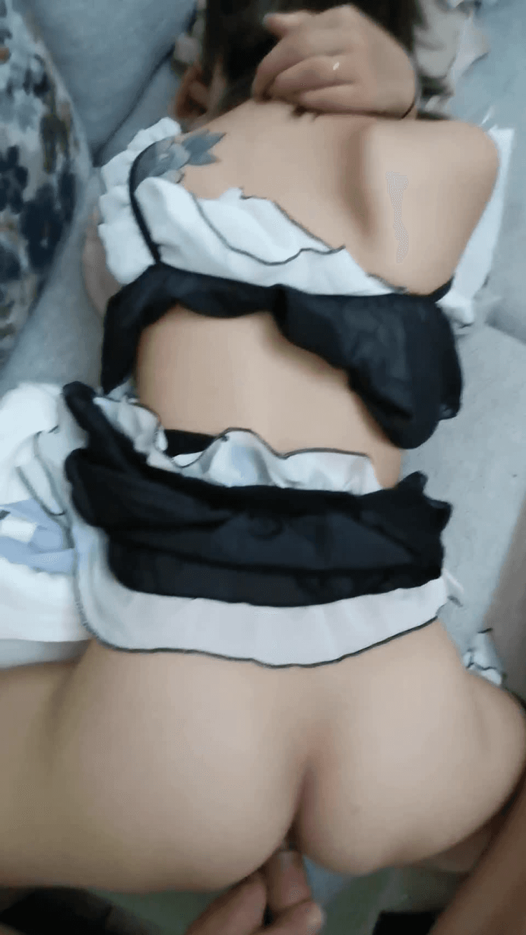 喜欢后入我的姿势，又深又爽，只是射这么快