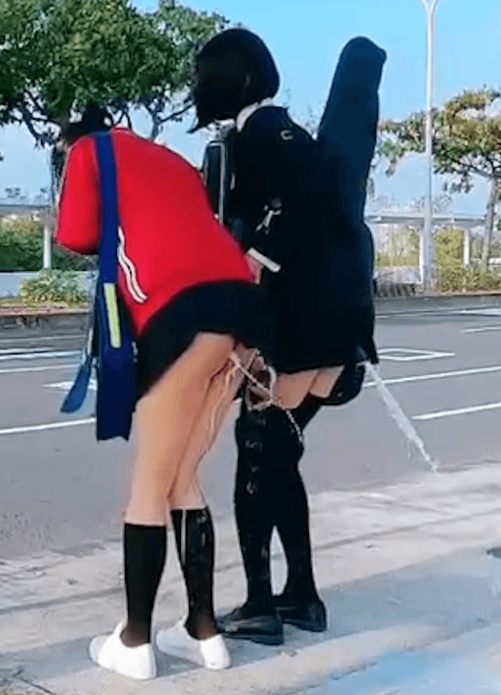 乐团女生站着尿，简直像瀑布