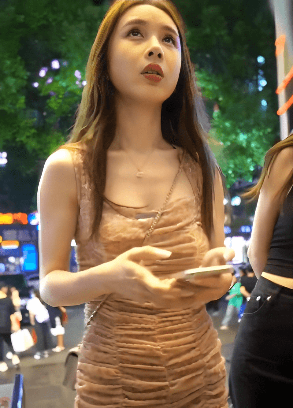 极品包臀裙小姐姐跟朋友逛商场不停的摆弄头发缺不知道已经被偷拍的盯上啦