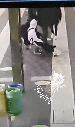 小伙被推到后遭火车碾压